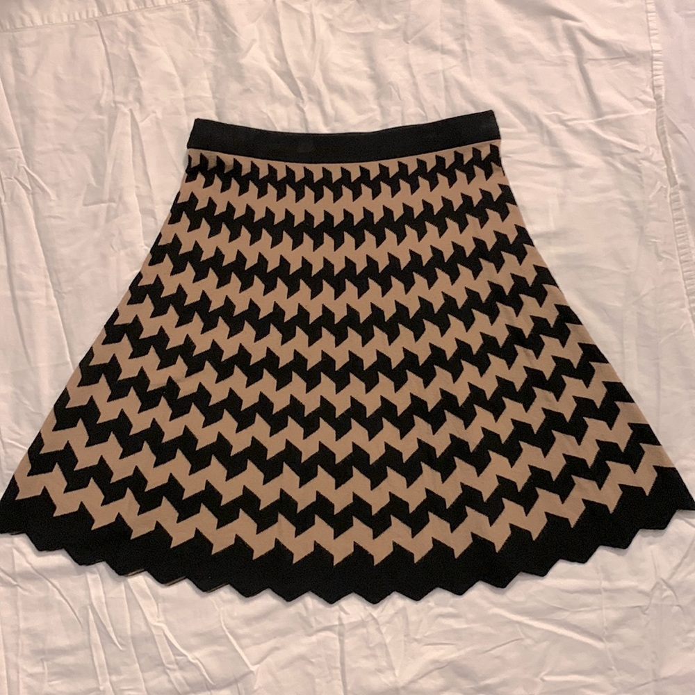 🤎🖤ETCETERA Tan And Black Scalloped Hem Knit Skirt